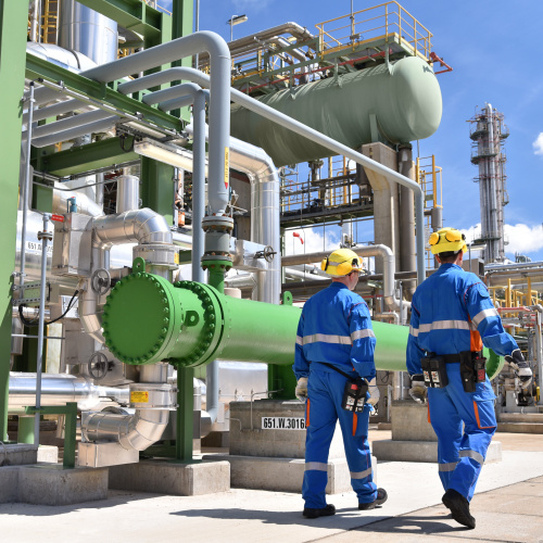Personal in einer Industrieanlage - Gruppe Arbeiter in einem Chemiewerk/ Erdölraffinerie //// Group workman in a petroleum refinery